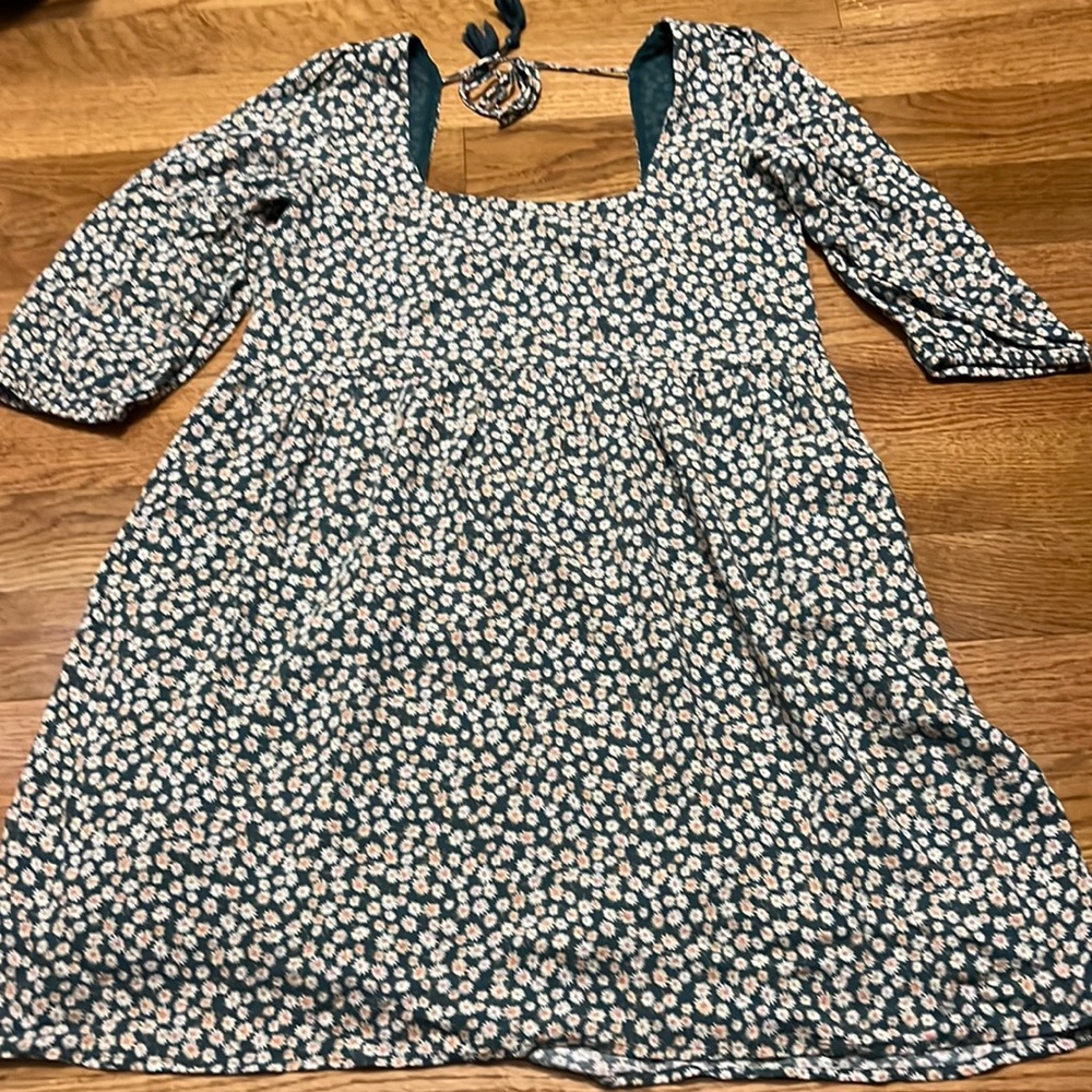 Long sleeve green floral American eagle mini dress. Size med and high quality